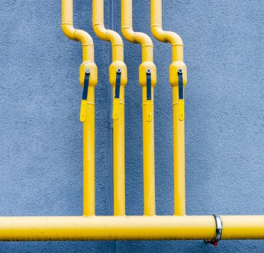 # Sarı gaz borusu ve bir vinç Yeni bir mult boyunca uzanır #