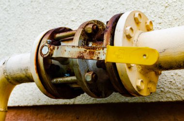 # Sarı gaz borusu ve bir vinç Yeni bir mult boyunca uzanır #