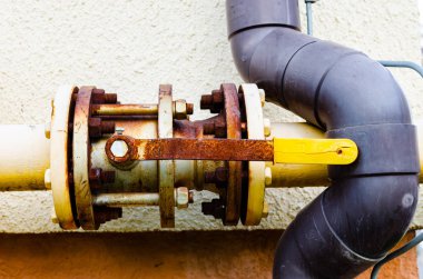 # Sarı gaz borusu ve bir vinç Yeni bir mult boyunca uzanır #