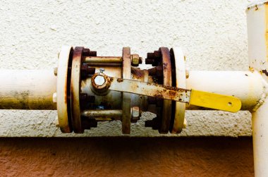 # Sarı gaz borusu ve bir vinç Yeni bir mult boyunca uzanır #