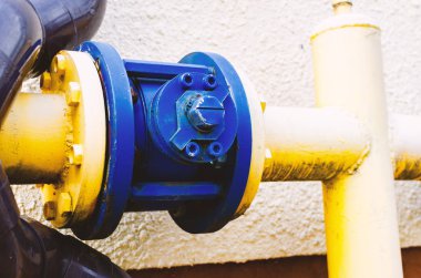 # Sarı gaz borusu ve bir vinç Yeni bir mult boyunca uzanır #