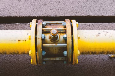 # Sarı gaz borusu ve bir vinç Yeni bir mult boyunca uzanır #