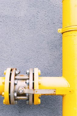 # Sarı gaz borusu ve bir vinç Yeni bir mult boyunca uzanır #