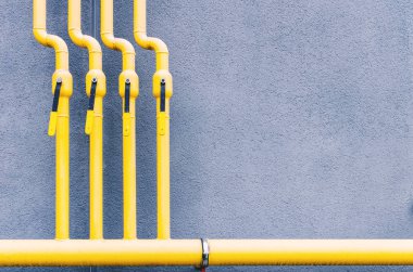 # Sarı gaz borusu ve bir vinç Yeni bir mult boyunca uzanır #