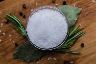 Deniz tuzu ile yuvarlak cam kase. 