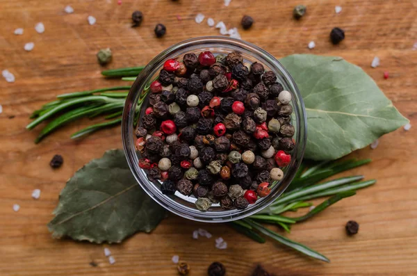 Ronde glazen kom met paprika mix-zwart, rood, wit, groen. — Stockfoto