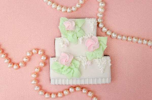 Pan de jengibre en forma de pastel de boda de tres niveles con pera — Foto de Stock