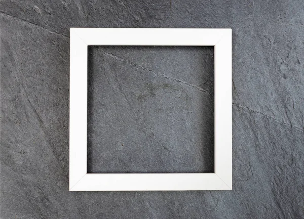 Quadro quadrado de madeira branco no fundo de ardósia — Fotografia de Stock