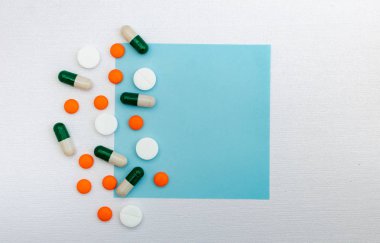Tablet ve kapsül çeşitliliğinden oluşan yaratıcı düzen. 