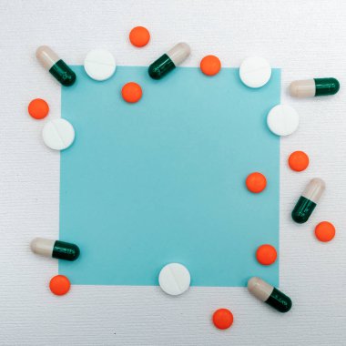 Tablet ve kapsül çeşitliliğinden oluşan yaratıcı düzen. 