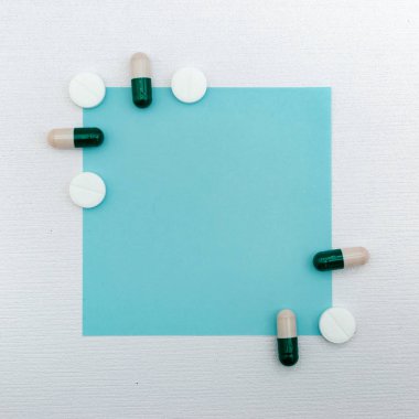 Tablet ve kapsül çeşitliliğinden oluşan yaratıcı düzen. 