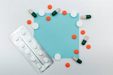 Tablet ve kapsül çeşitliliğinden oluşan yaratıcı düzen. 