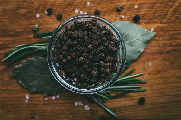 Rund glasskål med Spice-svartpeppar i en ärta. — Stockfoto