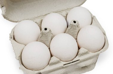beyaz bir arka plan üzerinde izole altı (6) yumurta için karton tepsi. 