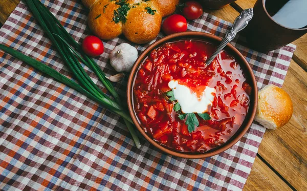 Національний суп української кухні-Борщ зі сметаною та — стокове фото