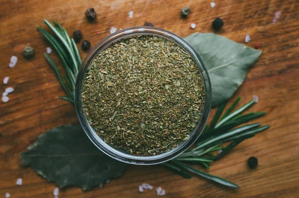 Round glass bowl with spice on a wooden table - hops-suneli, mus — Stock Photo, Image