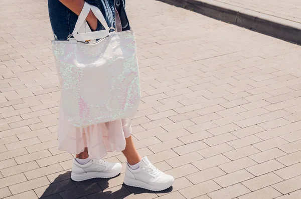 Modieuze stijlvolle vrouw in witte Sneakers, het houden van een trend BAC — Stockfoto