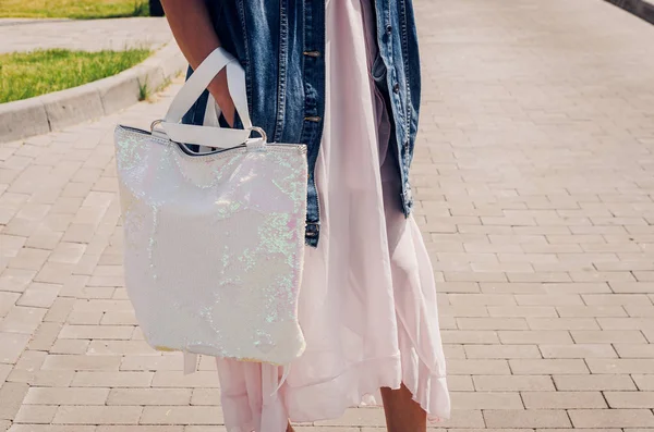 Модная стильная женщина, держащая в руках модный рюкзак с двумя-с — стоковое фото