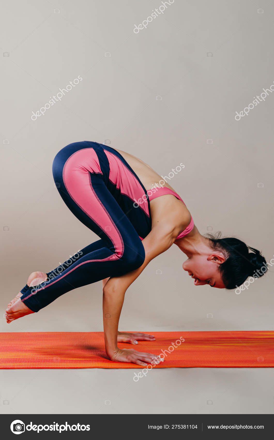 Bonito slim fit mulher treinador fica em asanas em um tapete brilhante  fotos, imagens de © Dudaeva #275381104