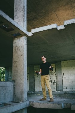 Terk edilmiş bir binada siyahlar içinde çekici vahşi bir adam. Stalker