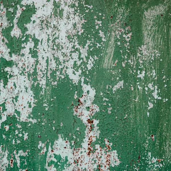 古いみすぼらしい錆びた金属の壁。みすぼらしい、ひび割れた緑の塗料。グランジ — ストック写真