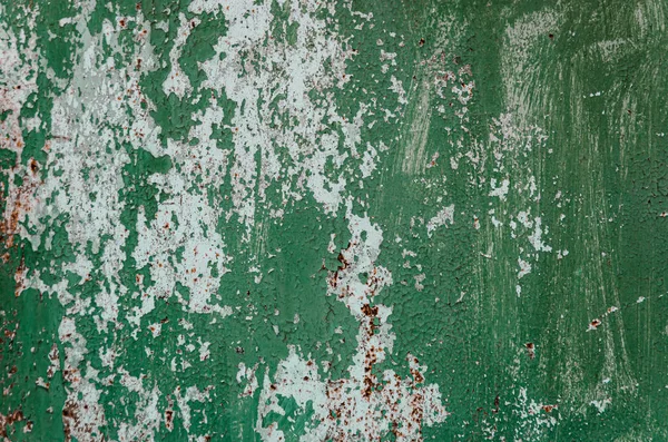 Vieja pared de metal oxidado. Shabby, pintura verde agrietada. Grunge. —  Fotos de Stock
