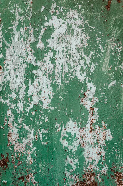 Vecchio muro di metallo arrugginito squallido. Vernice verde screpolata e squallida. Grunge. — Foto Stock