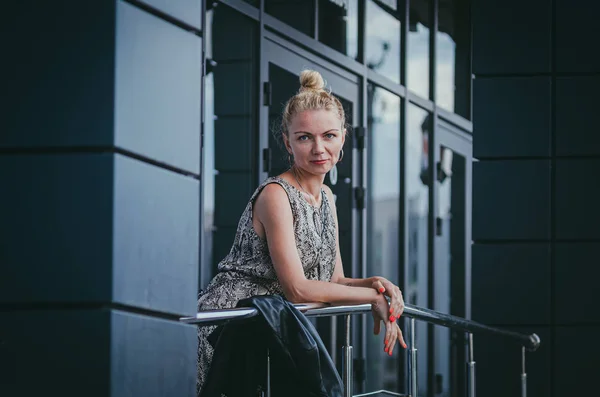 Street fashion. A beautiful tall, slender blonde woman with gath — Stock Photo, Image