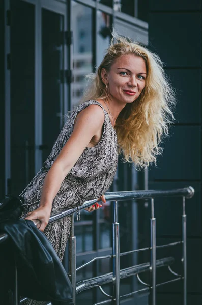 Straat mode. Een mooie lange slanke blonde vrouw met magnifice — Stockfoto