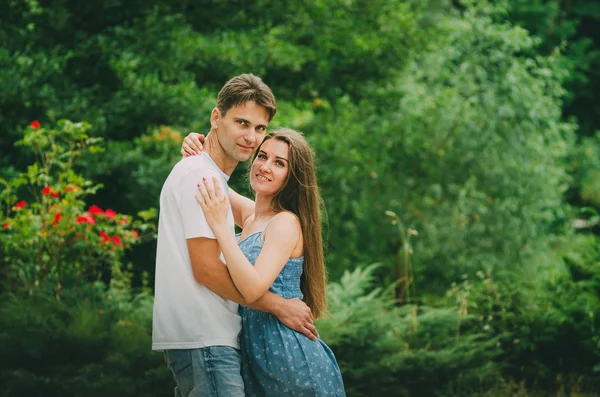 Mooi Paar Lichte Kleding Wandelingen Een Zomerpark Stad Loop Frisse — Stockfoto