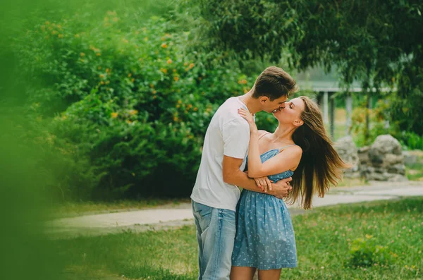 Vackert Par Ljusa Kläder Går Sommarpark Staden Vandra Den Friska — Stockfoto