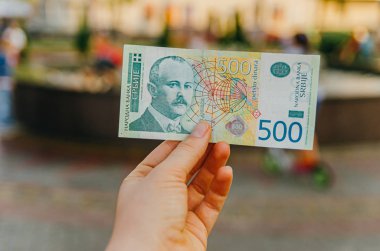 female hand holds a banknote of 500 (five hundred) Serbian dinar