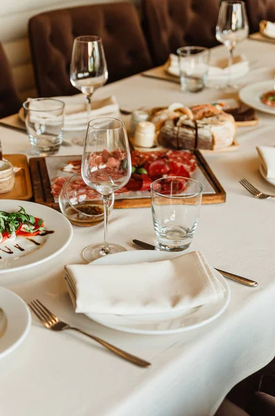 Bellamente elegante mesa servida festivamente en el restaurante i — Foto de Stock