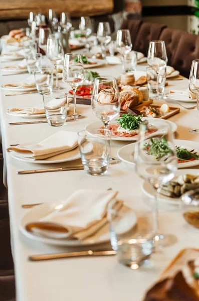 Splendidamente elegante tavolo servito festosamente nel ristorante i — Foto Stock
