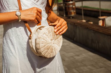 beyaz bir chintz elbise ince kız dokuma saman yuvarlak b tutar