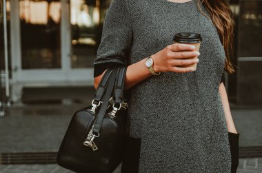 Kadın el kahve ile bir kağıt fincan tutar. 