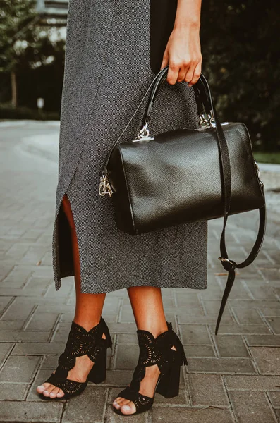 Vrouwelijke hand houdt een vierkante lederen tas. Straat look van een Busines — Stockfoto