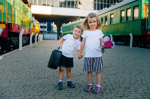 Viajes de niños, viajes con un niño. El niño se va al mar, o — Foto de Stock