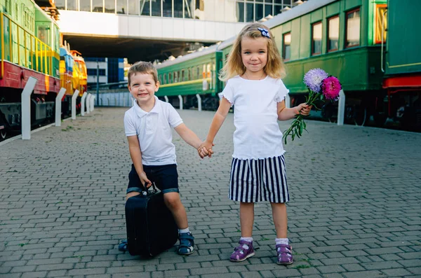 Voyage des enfants, voyage avec un enfant. L'enfant va à la mer, o — Photo