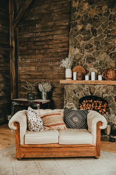 Intérieur confortable avec un grand canapé doux et un sapin de pierre — Photo