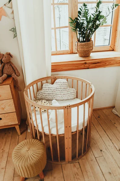 Scandinavische stijl kinderkamer interieur. Een gezellige ovale baby worden — Stockfoto