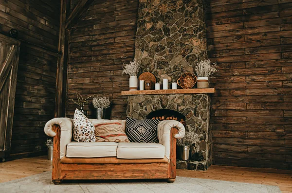 舒适的家庭内部，有一个大的柔软的沙发和一个石松 — 图库照片