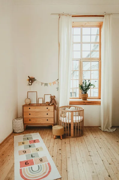 Scandinavische stijl kinderkamer interieur. Een gezellige ovale baby worden — Stockfoto