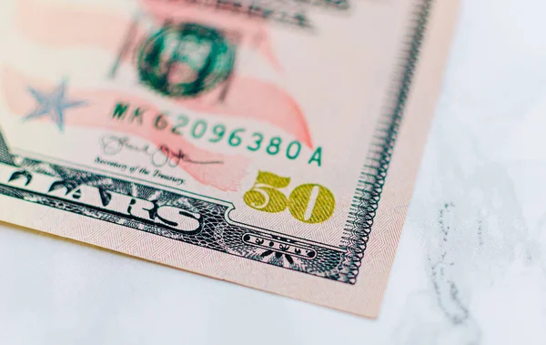 Mi 50 dolláros bankjegy közel, amerikai szövetségi tartalék bankjegy töredékek — Stock Fotó