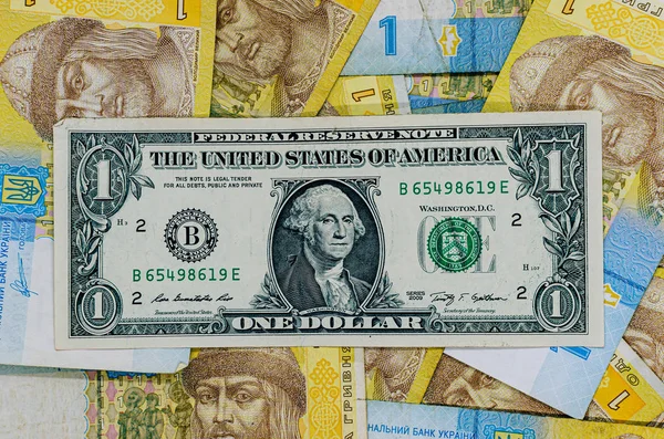 Un dólar en el fondo de una grivna. La aga del dólar — Foto de Stock