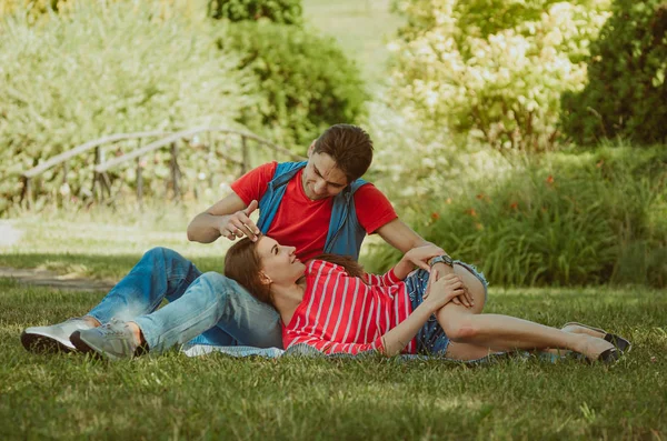 Hermosa pareja joven en el amor decidió tener un picnic romántico — Foto de Stock