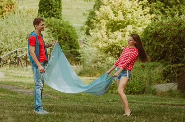 Vackra unga par i kärlek bestämde sig för att ha en romantisk picknick — Stockfoto
