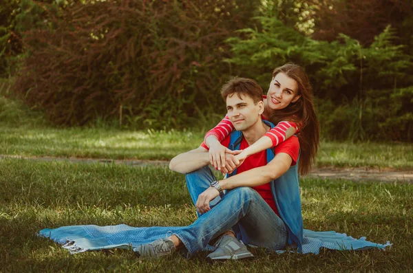 Hermosa pareja joven en el amor decidió tener un picnic romántico — Foto de Stock