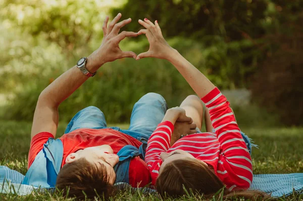 Beautiful young couple in love decided to have a romantic picnic — Stock Photo, Image