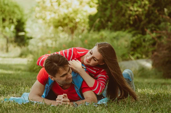 Beautiful young couple in love decided to have a romantic picnic — Stock Photo, Image